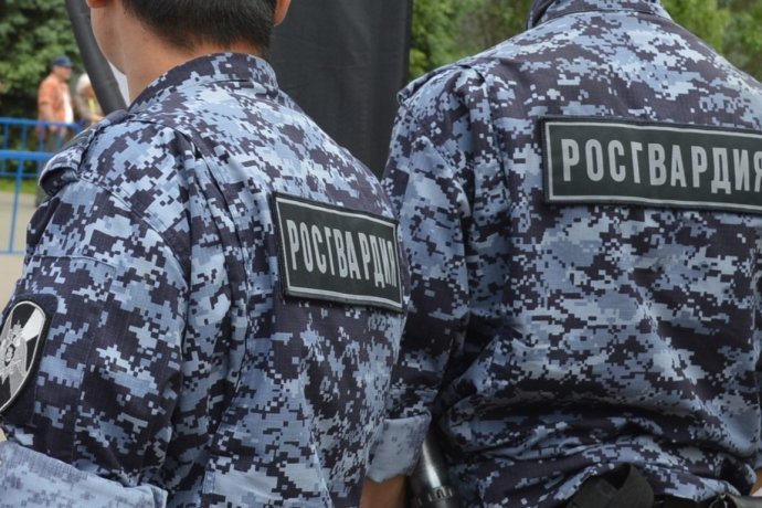 Сотрудники Росгвардии задержали в Абакане находящегося в розыске мужчину