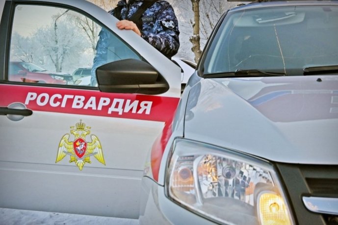 Росгвардейцы задержали подозреваемых в ограблении торгового павильона в Черногорске