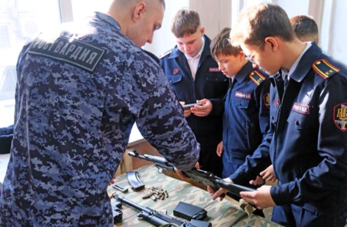 В гостях у росгвардейцев побывали учащиеся абаканского подшефного класса
