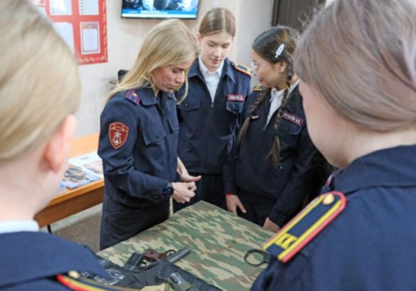 Росгвардейцы познакомили со своей службой учениц подшефного класса в Абакане